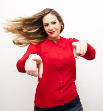 güzel bir kadın saçını sallama 