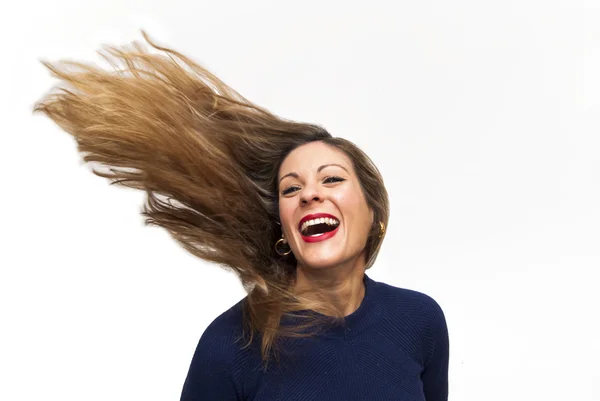 Mulher bonita tremendo seu cabelo — Fotografia de Stock