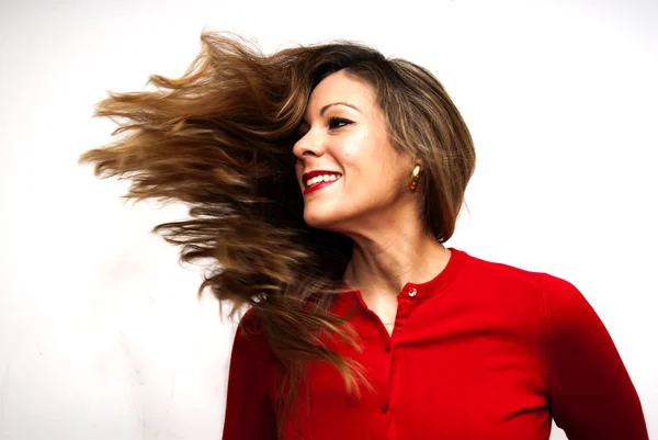 Mulher bonita tremendo seu cabelo — Fotografia de Stock