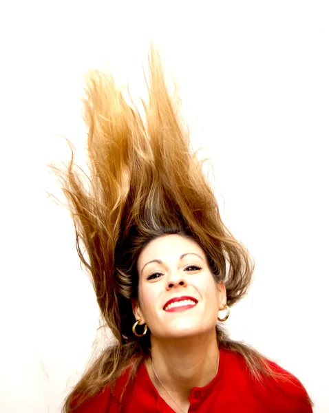 Mulher bonita tremendo seu cabelo — Fotografia de Stock