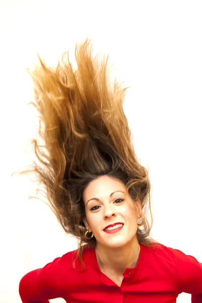 Hermosa mujer sacudiendo su cabello — Foto de Stock