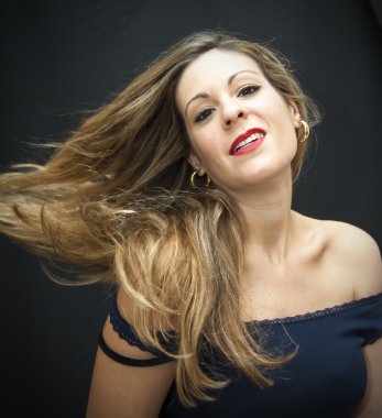 güzel bir kadın saçını sallama 