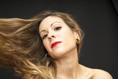 güzel bir kadın saçını sallama 