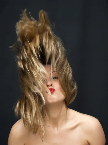 Hermosa mujer sacudiendo su cabello — Foto de Stock