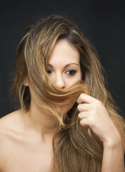 Bella donna che si copre la bocca con i capelli — Foto Stock