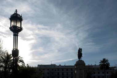 Yeni Plaza de Sevilla Fernando ilk heykeli