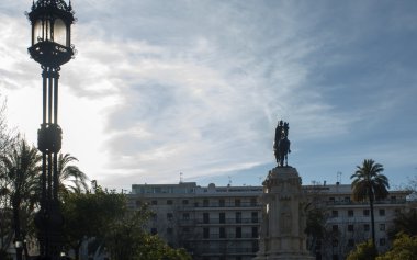 Yeni Plaza de Sevilla Fernando ilk heykeli
