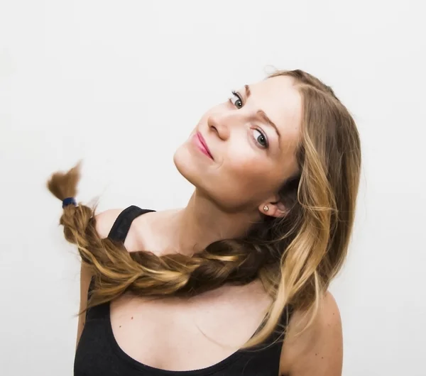 Hermosa mujer sacudiendo su cabello — Foto de Stock