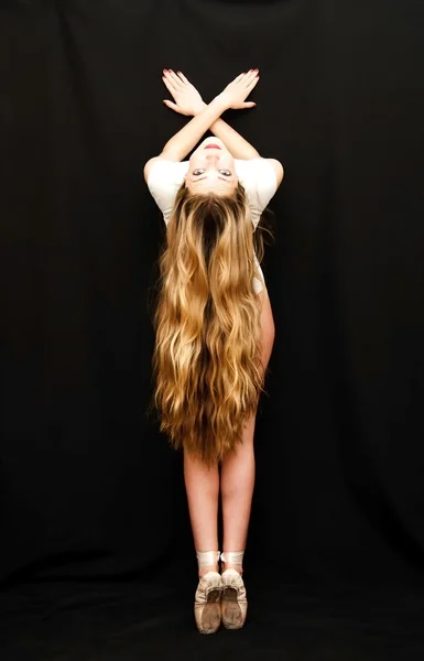 Ballet dancer performing dance exercises — Stock Photo, Image