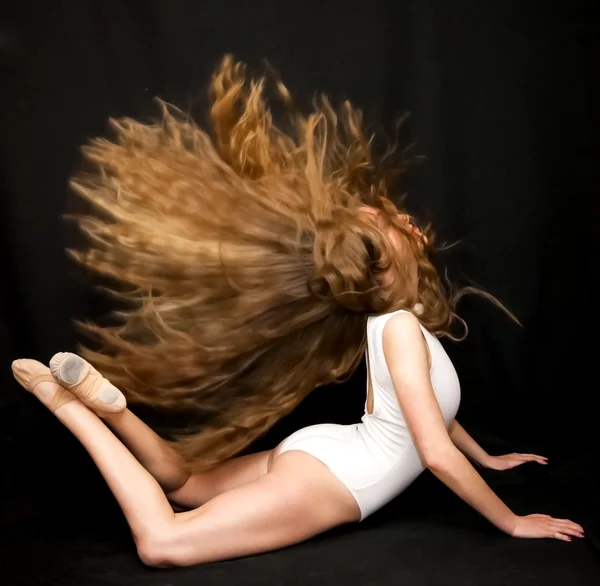 Ballet dancer performing dance exercises — Stock Photo, Image