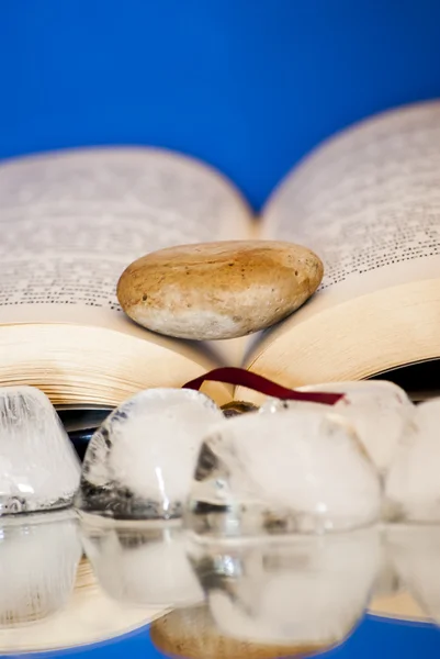 Libro abierto con una sola piedra en él — Foto de Stock