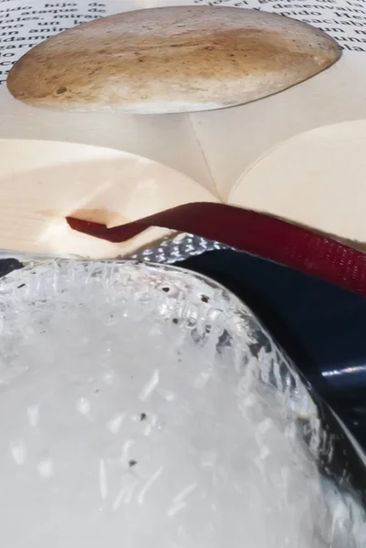 Libro abierto con una sola piedra en él — Foto de Stock