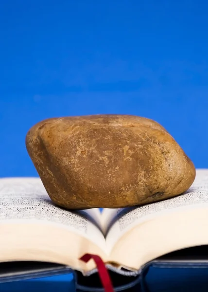 Libro abierto con una sola piedra en él — Foto de Stock