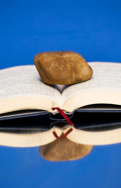 Libro abierto con una sola piedra en él — Foto de Stock