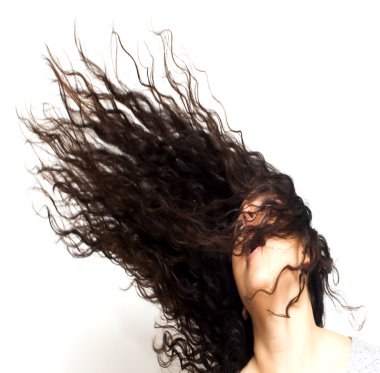 güzel bir kadın saçını sallama 