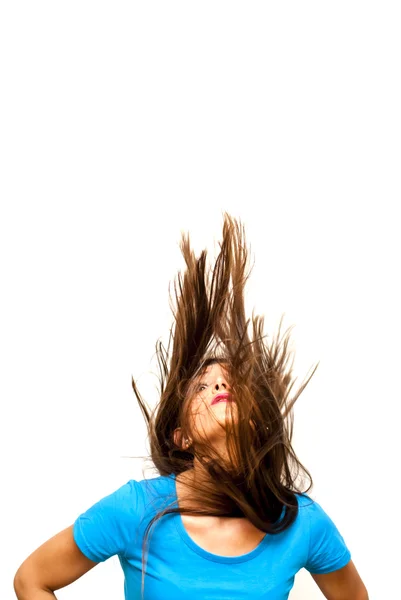 Mulher bonita tremendo seu cabelo — Fotografia de Stock