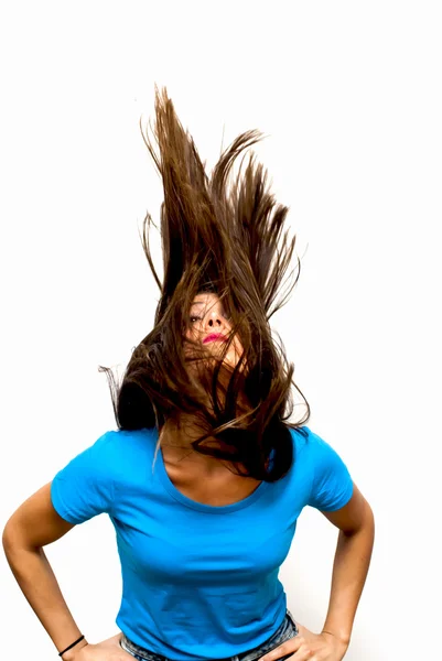 Mulher bonita tremendo seu cabelo — Fotografia de Stock