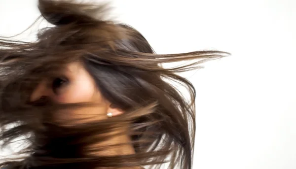 Hermosa mujer sacudiendo su cabello — Foto de Stock