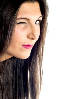 güzel bir kadın göz kırpıyor