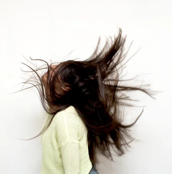 Bella donna che scuote i capelli — Foto Stock