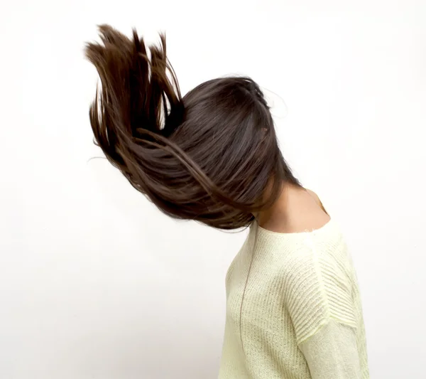 Bella donna che scuote i capelli — Foto Stock