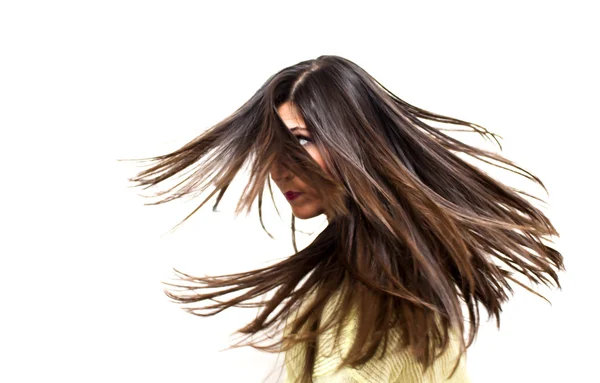 Mulher bonita tremendo seu cabelo — Fotografia de Stock