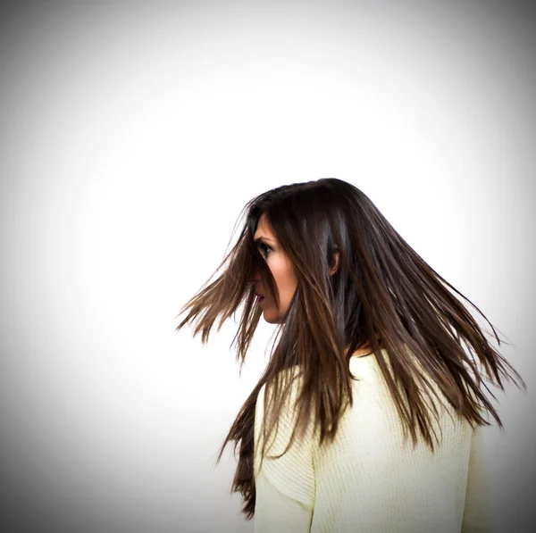 Hermosa mujer sacudiendo su cabello —  Fotos de Stock