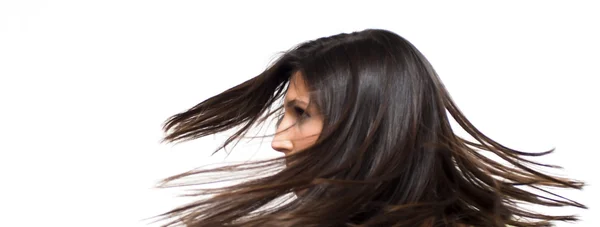 Hermosa mujer sacudiendo su cabello — Foto de Stock