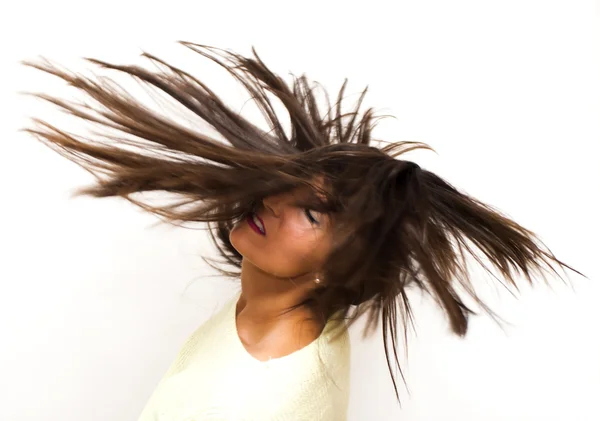 Hermosa mujer sacudiendo su cabello — Foto de Stock