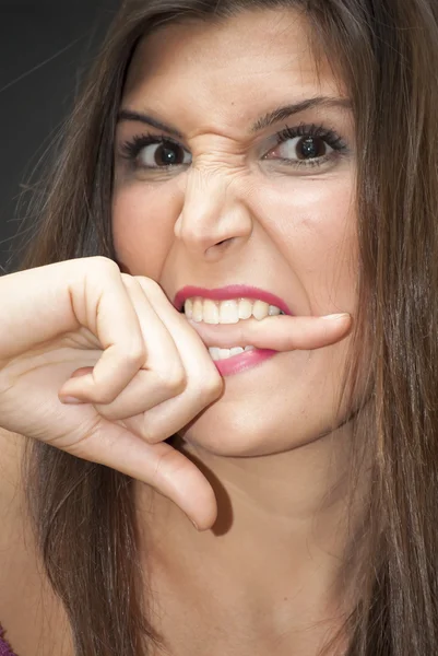 Hermosa mujer mordiendo un dedo —  Fotos de Stock