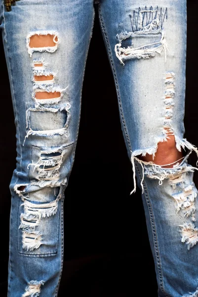 Benen in geripte jeans van mooie vrouw Rechtenvrije Stockafbeeldingen