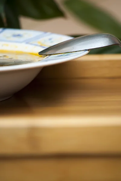 Чаша супа с ложкой — стоковое фото