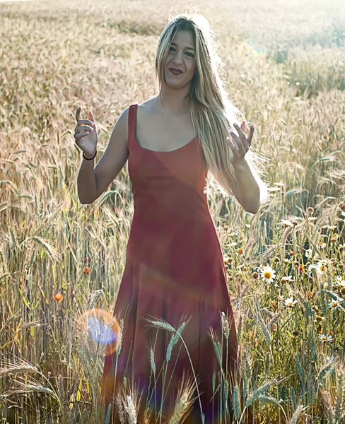 Красивая блондинка на пшеничном поле на закате — стоковое фото
