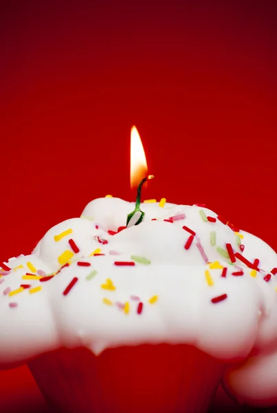 Cupcake com uma vela acesa — Fotografia de Stock