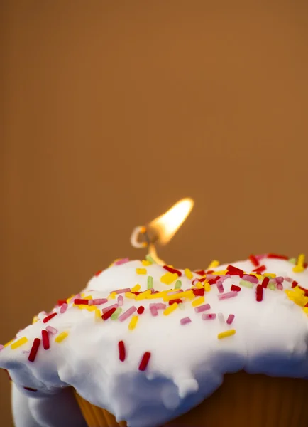 Cupcake avec une bougie allumée — Photo