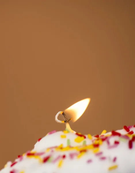 Cupcake avec une bougie allumée — Photo