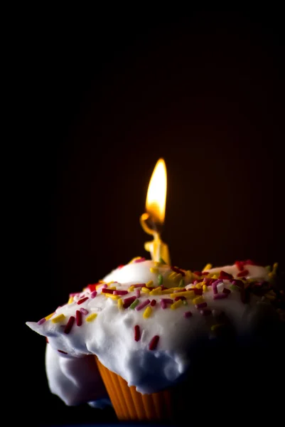 Cupcake mit brennender Kerze — Stockfoto