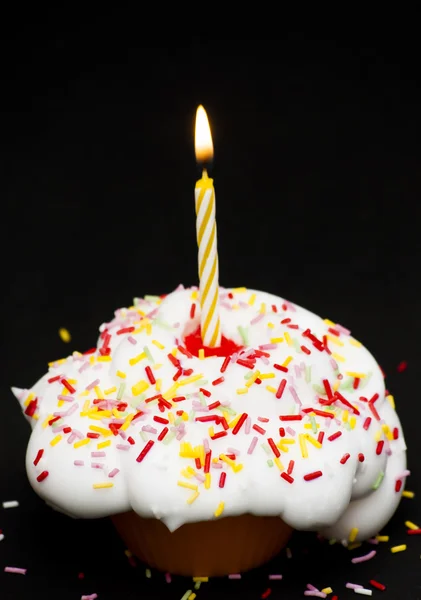 Cupcake met een verlichte kaars — Stockfoto