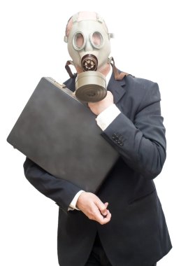 Gaz maskesi ve elinde bir çanta ile işadamı