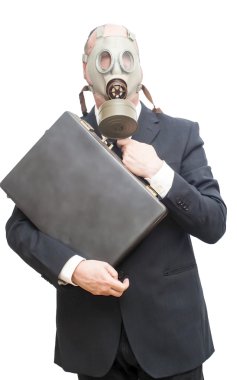 Gaz maskesi ve elinde bir çanta ile işadamı