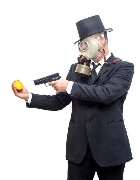 Geschäftsmann mit Gasmaske und Hut, der mit einem — Stockfoto