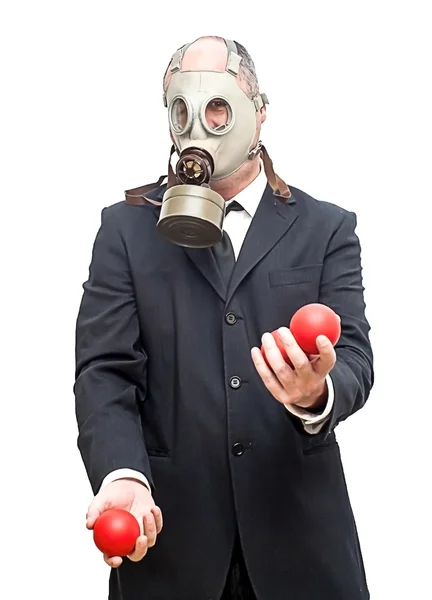 赤のボールでジャグリングが防毒マスクを持ったビジネスマン — ストック写真
