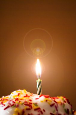 yanan bir mum ile cupcake