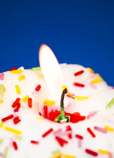 Cupcake met een verlichte kaars — Stockfoto