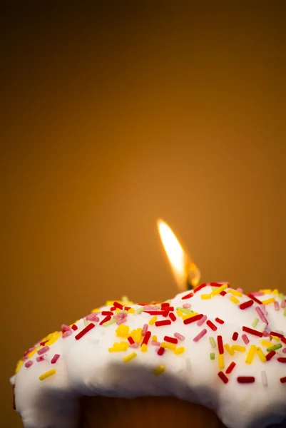 Cupcake con candela accesa — Foto Stock