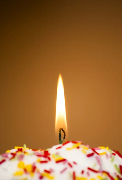 Cupcake mit brennender Kerze — Stockfoto