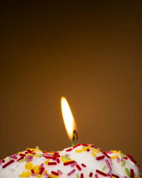 Cupcake con candela accesa — Foto Stock