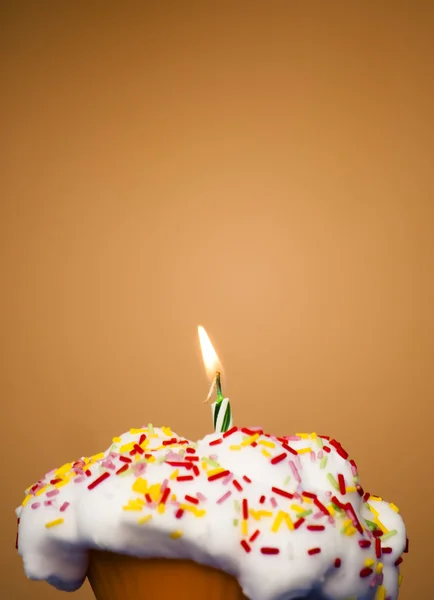 Cupcake avec une bougie allumée — Photo