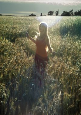Gün batımında buğday alanında güzel sarışın kadın