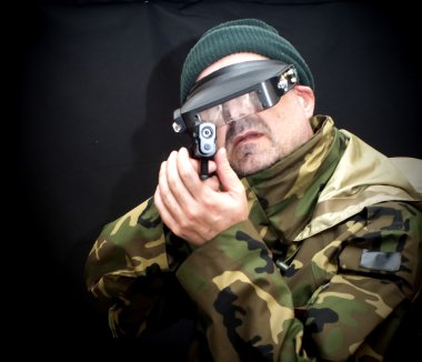 Asker silah ve kamuflaj takım elbise ile